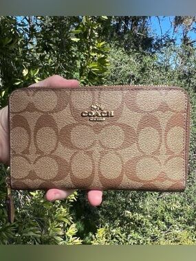 COACH Medium Id Zip Wallet Signature Canvas Brown with Gold Hardware AUTHENTIC